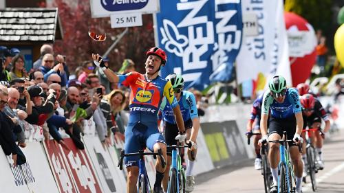 Ital Giulio Ciccone vyfasoval od UCI pokutu za oslavné zahození brýlí!
